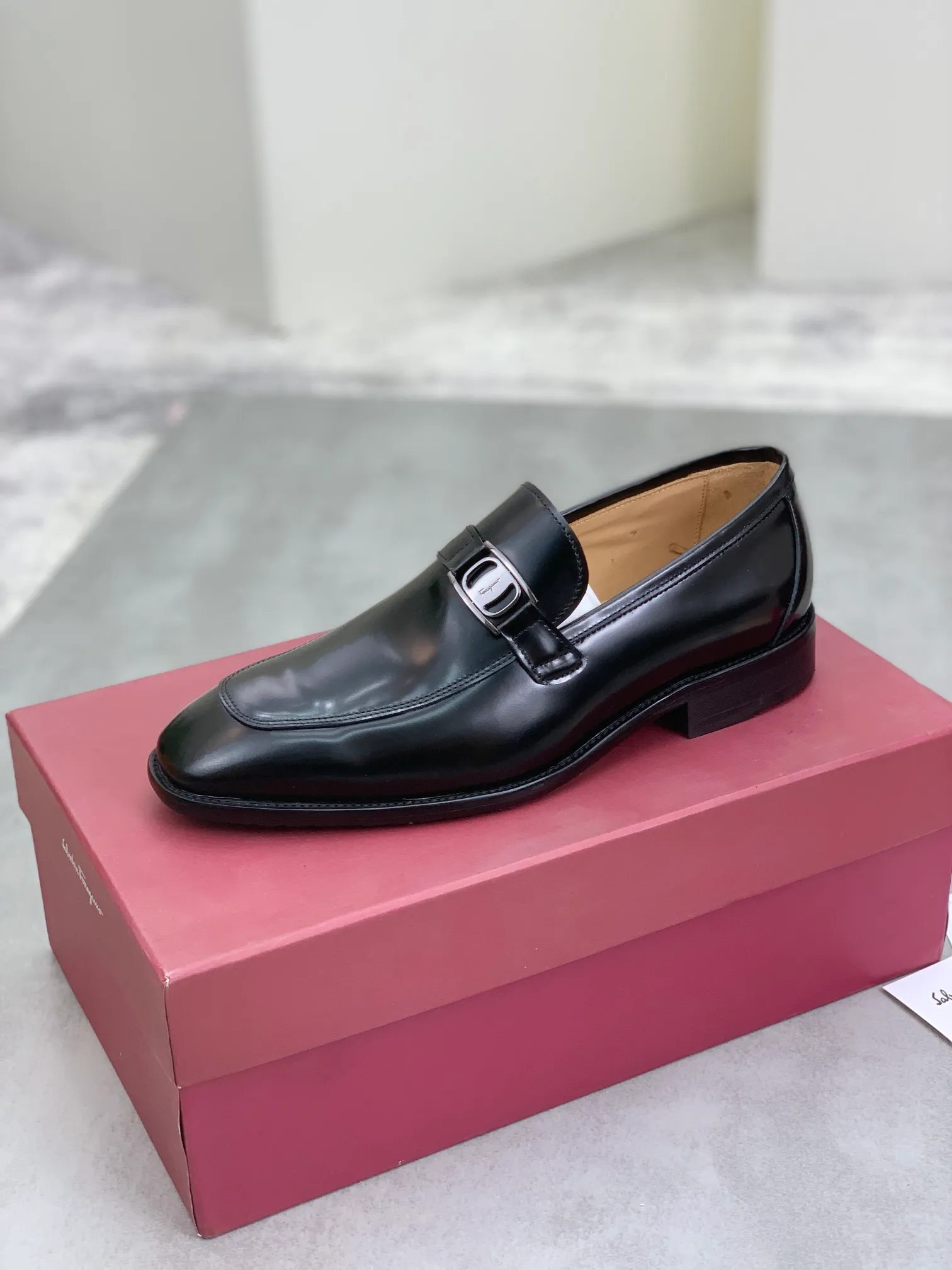 Men's Men's Shoes 💰P460💰[New Style] Water-dyed Niuli 🆘[Salvatore Ferragamo] Ferragamo's latest casual business leather shoes for men! Available at counters simultaneously! The fabric is made of specially imported original open-edge beaded calfskin, and the interior is made of imported water-dyed cowhide. It is absolutely luxurious and leads the fashion trend. Matching code: 38-45 (46 and 47 can be customized); black and brown colors are optional